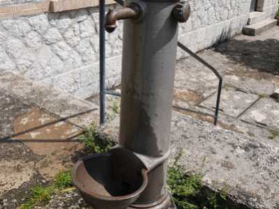 Una volta usciti ci togliamo lo sfizio di abbeverarci da una cape de fiirre, fontana in ferro posta accanto all�edificio. Questo � l'unico punto in cui si possa bere l'acqua pura cos� come sgorga, prima che venga trattata per non farle perdere la sua salubrit� durante il percorso nelle tubazioni